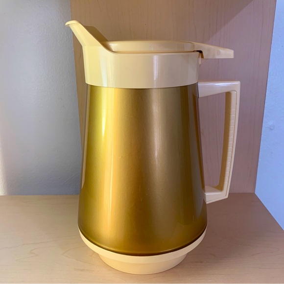 Thermo-Serv Custard and Gold Insulated Server/Pitcher - 6 Cup 10.5” Vintage Rare - Picture 2 of 13